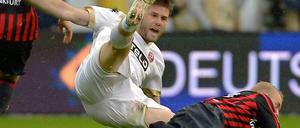 Der Frankfurter Sebastian Rode (r.) trennt den Düsseldorfer Stelios Malezas rustikal vom Ball.