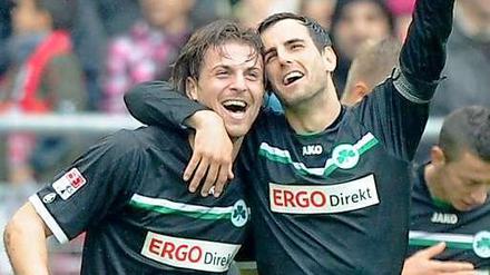 Fürths Ilir Azemi (l.) und Mergim Mavraj bejubeln das Tor zum 2:0 durch Azemi.
