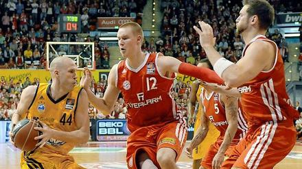 Kein Durchkommen: Zach Morley allein gegen Münchens Robin Benzing und Jared Homan (v. l. n. r.).
