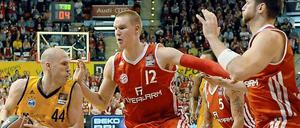 Kein Durchkommen: Zach Morley allein gegen Münchens Robin Benzing und Jared Homan (v. l. n. r.).