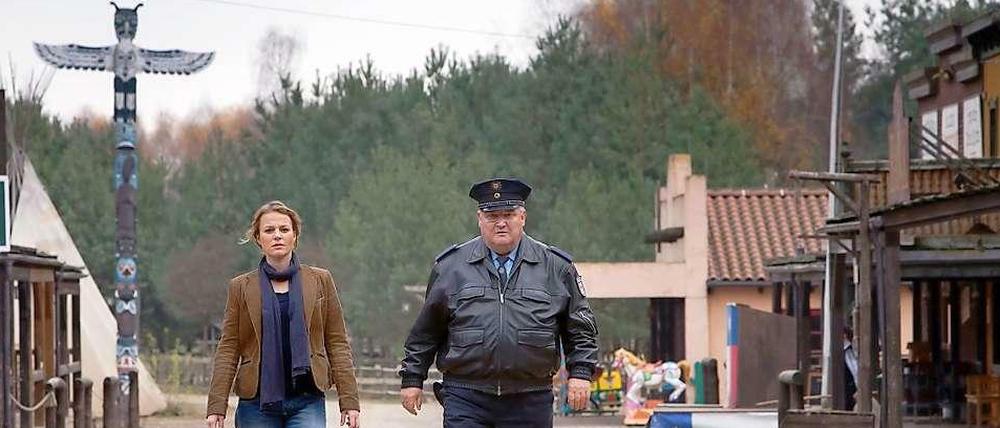 High Noon. Hauptkommissarin Olga Lenski (Maria Simon) und Hauptmeister Horst Krause (Horst Krause) sind wild entschlossen, in der Westernstadt Spuren, wenn nicht Täter zu finden.