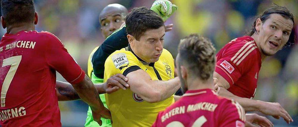 Mitten im Getümmel: Dortmunds Robert Lewandowski und Felipe Santana sowie Bayerns Jerome Boateng, Torwart Manuel Neuer, Diego Contento und Daniel van Buyten versuchen an den Ball zu kommen.