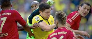 Mitten im Getümmel: Dortmunds Robert Lewandowski und Felipe Santana sowie Bayerns Jerome Boateng, Torwart Manuel Neuer, Diego Contento und Daniel van Buyten versuchen an den Ball zu kommen.