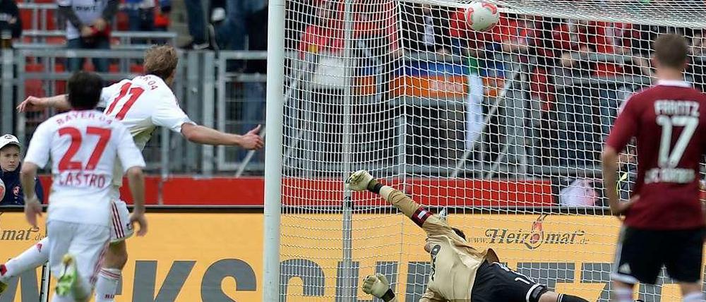 Besser als Ulf: Stefan Kießling erzielt gegen seinen Ex-Klub Nürnberg sein 23. Tor für Leverkusen. Soviele hat noch kein Bayer-Spieler geschafft, auch nicht Ulf Kirsten.