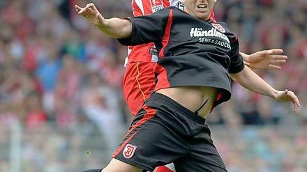 Fabian Schönheim (o.) vom 1.FC Union Berlin im Kopfballduell mit Koke von Jahn Regensburg.