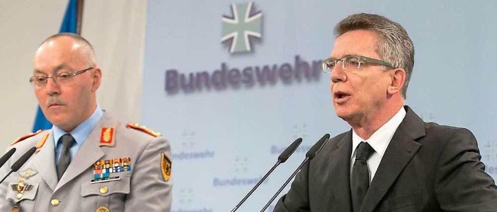 Bundesverteidigungsminister Thomas de Maiziere (CDU) und Generalleutnant Hans-Werner Fritz (l), Befehlshaber des Einsatzführungskommandos der Bundeswehr: Erstmals seit fast zwei Jahren ist wiederein deutscher Soldat in Afghanistan getötet worden.