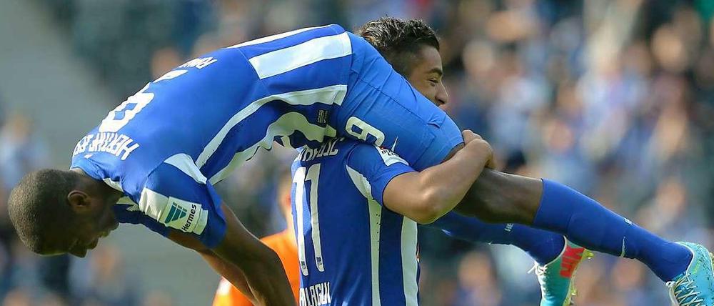 Torschütze Adrian Ramos ließ sich auch auf den Schultern von Vorlagengeber Sami Allagui nicht hängen.