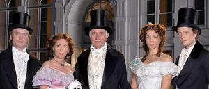 Der alte Buddenbrook (hier ein Bild aus der Verfilmung mit Armin Mueller-Stahl in der Hauptrolle) gilt als Symbol für den prosperierenden, aber ehrbaren Kaufmann. Doch auch in Thomas Manns Roman läuft so manches Geschäft aus dem Ruder.