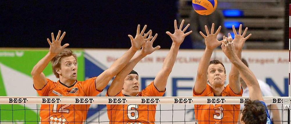 Robert Kromm (r.) blockt gemeinsam mit Paul Carroll (l.) und Felix Fischer einen Angriff von Ventzislav Simeonov.