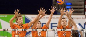 Robert Kromm (r.) blockt gemeinsam mit Paul Carroll (l.) und Felix Fischer einen Angriff von Ventzislav Simeonov.