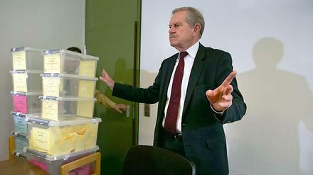 Der Präsident des Oberlandesgerichts München, Karl Huber, bei der Bekanntgabe der Auslosung.