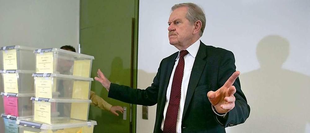 Der Präsident des Oberlandesgerichts München, Karl Huber, bei der Bekanntgabe der Auslosung.