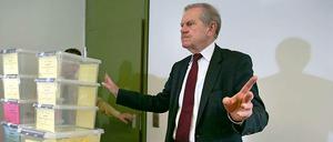 Der Präsident des Oberlandesgerichts München, Karl Huber, bei der Bekanntgabe der Auslosung.