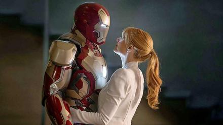 Tony Stark alias Iron Man (Robert Downey Jr.) und seine Geliebte Pepper Potts (Gwyneth Paltrow) in einer Szene des Kinofilms "Iron Man 3". 