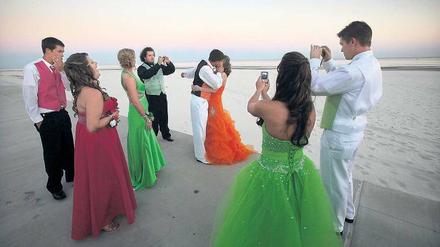 Dokumentiert und im Internet verbreitet werden Fotos von der Gala – sofern sich denn eine Dame gefunden hat. Foto: Mario Tama/AFP