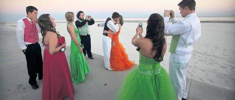 Dokumentiert und im Internet verbreitet werden Fotos von der Gala – sofern sich denn eine Dame gefunden hat. Foto: Mario Tama/AFP