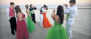 Dokumentiert und im Internet verbreitet werden Fotos von der Gala – sofern sich denn eine Dame gefunden hat. Foto: Mario Tama/AFP