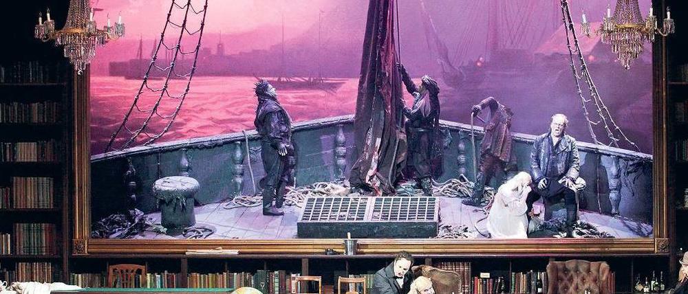 Senta in der Bibliothek. Die Monster der Fantasie entspringen einem Gemälde. Regisseur Stölzl schuf auch das Bühnenbild. 