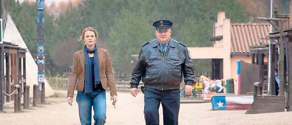 High Noon. Hauptkommissarin Olga Lenski (Maria Simon) und Hauptmeister Horst Krause (Horst Krause) sind wild entschlossen, in der Westernstadt Spuren, wenn nicht Täter zu finden. Foto: RBB