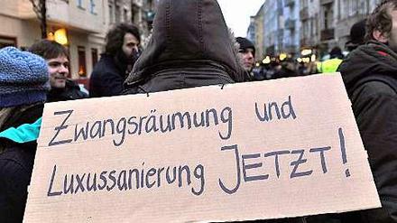 Ein Demonstrant trägt bei einem Protest im Januar in der Friedrichshainer Liebigstraße ein Plakat gegen Zwangsräumungen und Gentrifizierung zur Schau. 