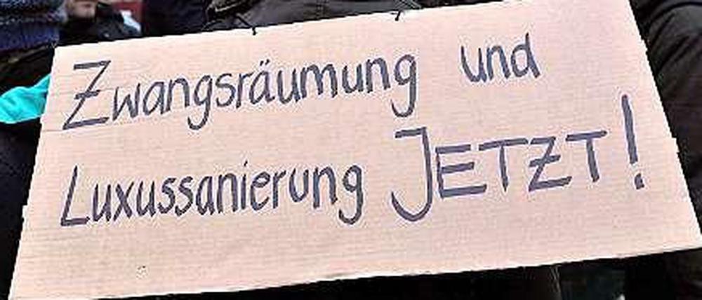 Ein Demonstrant trägt bei einem Protest im Januar in der Friedrichshainer Liebigstraße ein Plakat gegen Zwangsräumungen und Gentrifizierung zur Schau. 