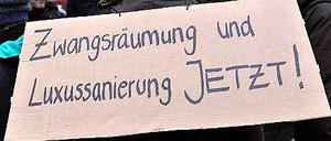 Ein Demonstrant trägt bei einem Protest im Januar in der Friedrichshainer Liebigstraße ein Plakat gegen Zwangsräumungen und Gentrifizierung zur Schau. 