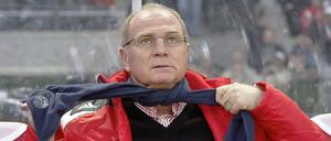 Es wird eng für Uli Hoeneß. Aber der Bayern-Boss will aufklären.