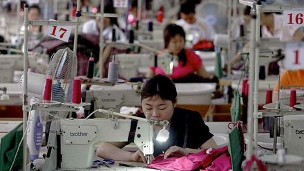 US-amerikanische und europäische Bekleidungsketten lassen zum Großteil in Süd-Ost-Asien produzieren. Nicht überall sind die Arbeitsbedingungen so gut wie in dieser Fabrik in China.