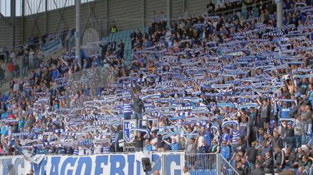 Treu ergeben. Die Fans des 1. FC Magdeburg kommen auch in der Regionalliga noch zahlreich.