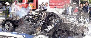 Fernsehbilder zeigten eine zerstörte Luxuskarosse im Damaszener Stadtteil Mezzeh.