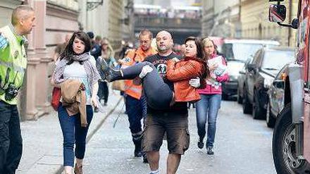 Eine verletzte Studentin wird vom Unglücksort getragen. Foto: AFP
