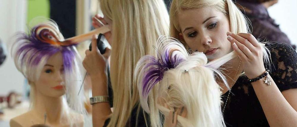Derzeit verdienen einige Friseure nur rund drei Euro pro Stunde. Ab 2015 soll nun ein Mindestlohn von 8,50 Euro gelten.