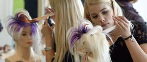 Derzeit verdienen einige Friseure nur rund drei Euro pro Stunde. Ab 2015 soll nun ein Mindestlohn von 8,50 Euro gelten.