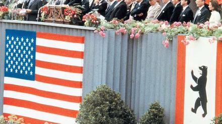 JFK in Schöneberg. Rund ein halbes Jahrhundert ist es her, dass dieses Bild entstand. Das Jubiläum feiert Berlin – und auch die Berichte von Zeitzeugen sind dabei gefragt. Foto: dpa