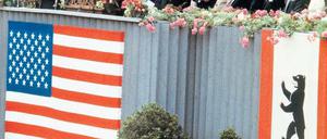 JFK in Schöneberg. Rund ein halbes Jahrhundert ist es her, dass dieses Bild entstand. Das Jubiläum feiert Berlin – und auch die Berichte von Zeitzeugen sind dabei gefragt. Foto: dpa