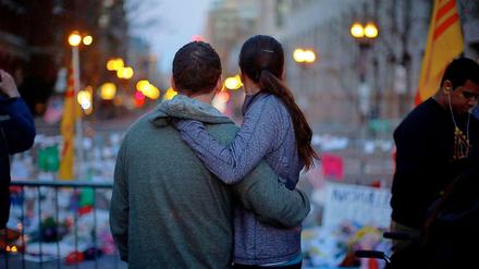 Menschen in Boston gedenken den Opfern der Attentate.