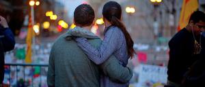 Menschen in Boston gedenken den Opfern der Attentate.