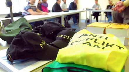 Trainingsuniform. Im Berufsbildungswerk Kreuzberg werden Jugendliche mit Migrationshintergrund auf eine Ausbildung bei der Polizei vorbereitet.