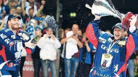 Titel sammeln verbindet. Für Kapitän André Rankel (l.) war es bereits die siebte Meisterschaft mit den Eisbären, Torwart Rob Zepp war zum fünften Mal erfolgreich. 