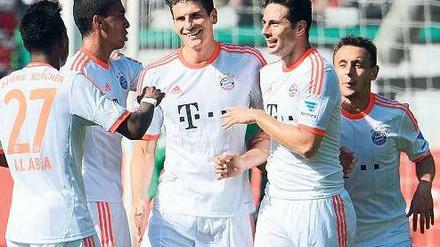 Wer stürmt? Die Entscheidung wird spät fallen. Jupp Heynckes kann wählen zwischen Mario Gomez (Mitte) und Claudio Pizarro (rechts daneben). Beide haben zuletzt in der Bundesliga gespielt und getroffen. Angreifer Nummer eins, Mario Mandzukic, ist gesperrt. 