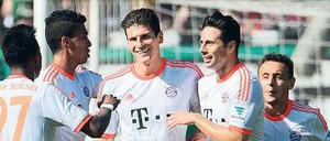 Wer stürmt? Die Entscheidung wird spät fallen. Jupp Heynckes kann wählen zwischen Mario Gomez (Mitte) und Claudio Pizarro (rechts daneben). Beide haben zuletzt in der Bundesliga gespielt und getroffen. Angreifer Nummer eins, Mario Mandzukic, ist gesperrt.