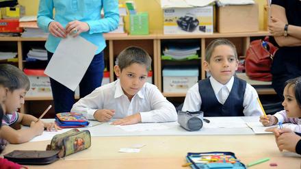 Roma-Kinder lernen in so genannten Ferienschulen Deutsch.
