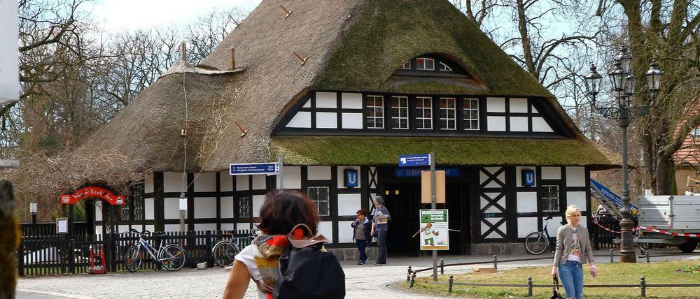 Idyllisch. Der Eingang zum U-Bahnhof Dahlem-Dorf. Aber was passiert hier eigentlich den lieben langen Tag über...