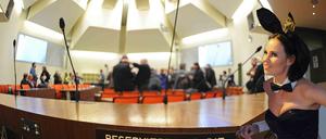 Dank Losverfahren darf nun auch der Playboy den NSU-Prozess begleiten. Stiehlt jetzt dieses Bunny Beate Zschäpe die Schau? (Tsp-Montage)