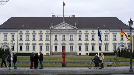 Das Schloss Bellevue in Tiergarten. Der verdächtige Brief wurde im Garten hinter dem Anwesen kontrolliert gesprengt.