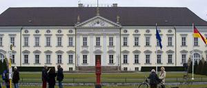 Das Schloss Bellevue in Tiergarten. Der verdächtige Brief wurde im Garten hinter dem Anwesen kontrolliert gesprengt.