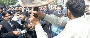 Verhärtete Fronten: Im pakistanischen Rawalpindi kam es zu Ausschreitungen zwischen Musharraf-Anhängern und Anwälten, die gegen den ExMilitärmachthaber demonstrierten. Foto: dpa