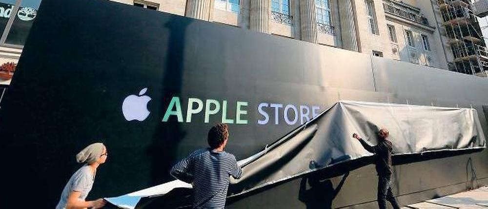 Berlins erster Apple-Store am Kurfürstendamm ist fast fertig, Branchenkenner erwarten die Eröffnung am ersten Mai-Wochenende. Das Flaggschiffgeschäft wird das größte in Deutschland, es belegt mehr als 5000 Quadratmeter in vier Etagen des denkmalgeschützten einstigen Kinos „Filmbühne Wien“. Seit rund zwei Jahren läuft der Umbau, versteckt hinter Sichtschutzwänden. Apple äußerte sich nie dazu – und hat sich erst jetzt mit Logo und Schriftzug geoutet. Nebulös bleibt nur der Hinweis, man öffne „demnächst“. CD/Foto: dpa