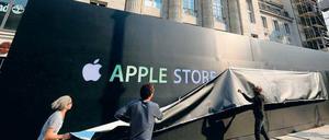 Berlins erster Apple-Store am Kurfürstendamm ist fast fertig, Branchenkenner erwarten die Eröffnung am ersten Mai-Wochenende. Das Flaggschiffgeschäft wird das größte in Deutschland, es belegt mehr als 5000 Quadratmeter in vier Etagen des denkmalgeschützten einstigen Kinos „Filmbühne Wien“. Seit rund zwei Jahren läuft der Umbau, versteckt hinter Sichtschutzwänden. Apple äußerte sich nie dazu – und hat sich erst jetzt mit Logo und Schriftzug geoutet. Nebulös bleibt nur der Hinweis, man öffne „demnächst“. CD/Foto: dpa