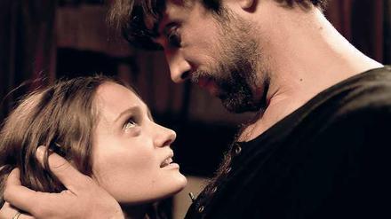 So viel Zeit muss sein. Karl (Alexander Wüst) hat auch ein Privatleben. Hier verführt er Hildegard (Alma Hasun), die später seine Frau wird. Treue ist des Kaisers Stärke nicht.Foto: WDR